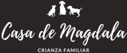 Logo Casa de Magdala Letras Blancas y tres perros